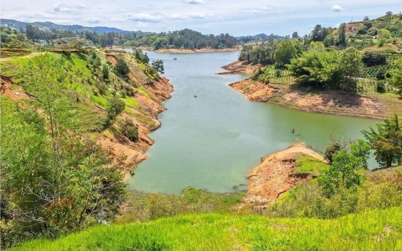 Exclusive Lakefront Lot in El Peñol: 2,500 m² in a Gated Community