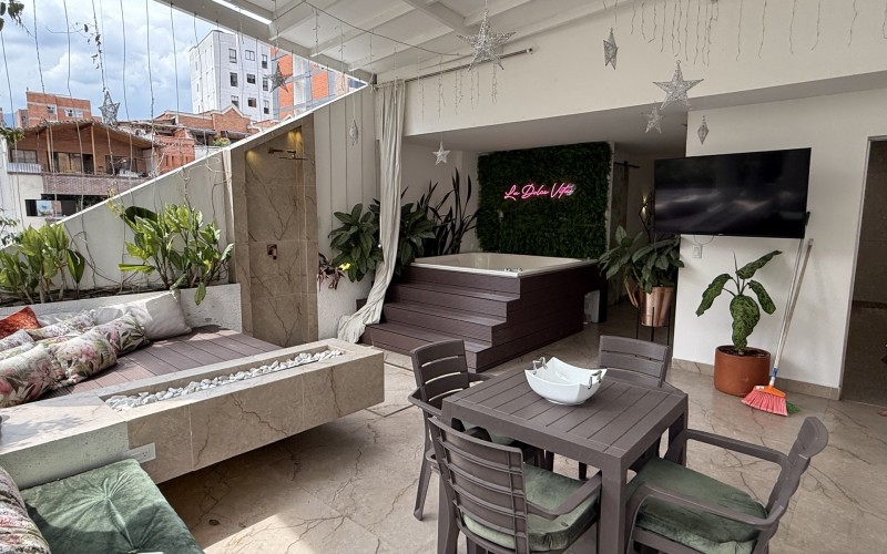 Modern house in Santa Teresita, Laureles: Versatility in the heart of Medellín