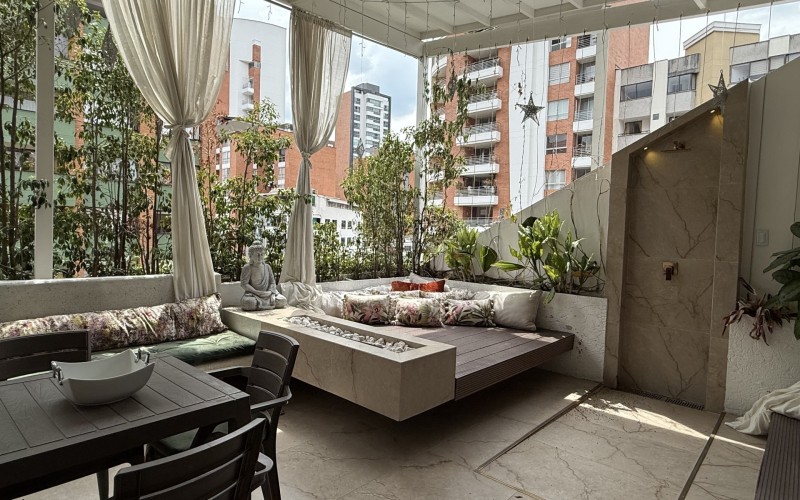 Modern house in Santa Teresita, Laureles: Versatility in the heart of Medellín