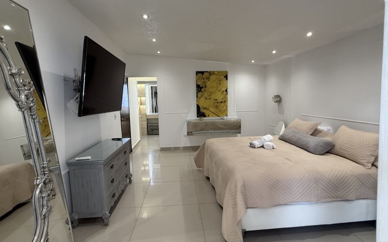 Modern house in Santa Teresita, Laureles: Versatility in the heart of Medellín