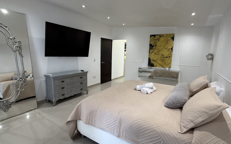 Modern house in Santa Teresita, Laureles: Versatility in the heart of Medellín