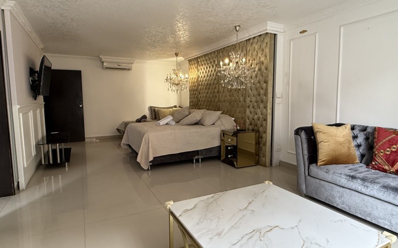 Modern house in Santa Teresita, Laureles: Versatility in the heart of Medellín