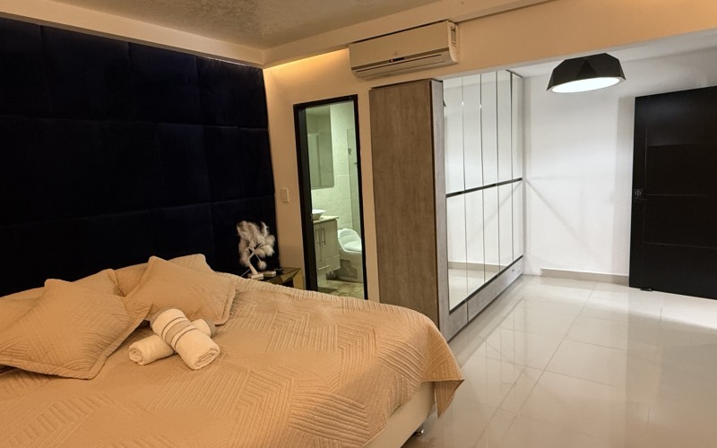 Modern house in Santa Teresita, Laureles: Versatility in the heart of Medellín