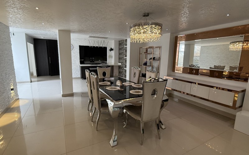 Modern house in Santa Teresita, Laureles: Versatility in the heart of Medellín
