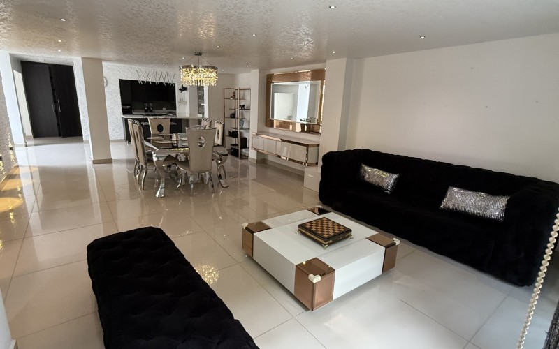 Modern house in Santa Teresita, Laureles: Versatility in the heart of Medellín