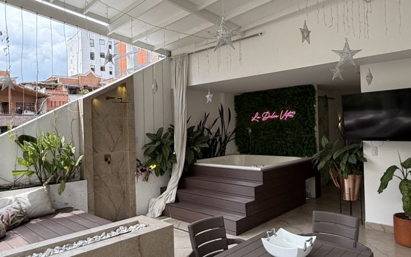 Modern house in Santa Teresita, Laureles: Versatility in the heart of Medellín