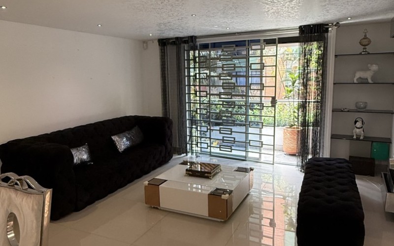 Modern house in Santa Teresita, Laureles: Versatility in the heart of Medellín