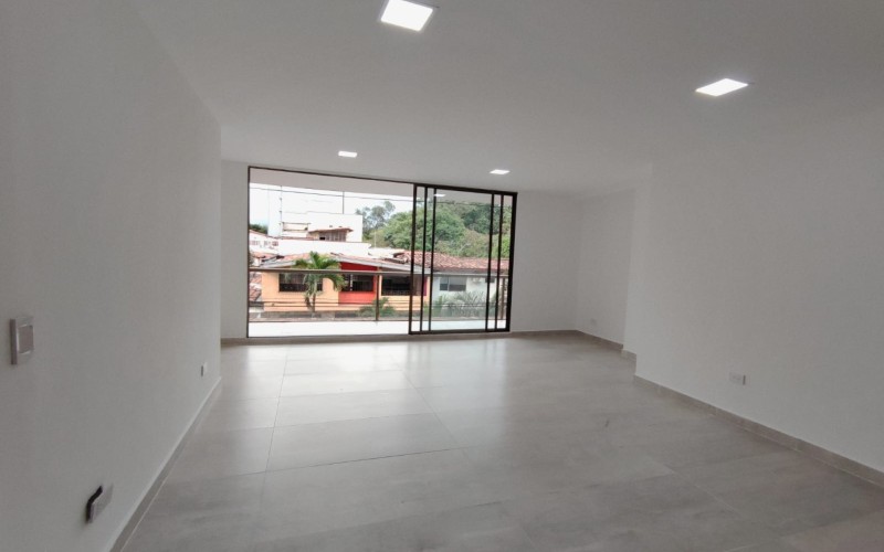 Apartamento con terraza en Conquistadores: 98 m² + 23 m² de terraza, cerca de Unicentro