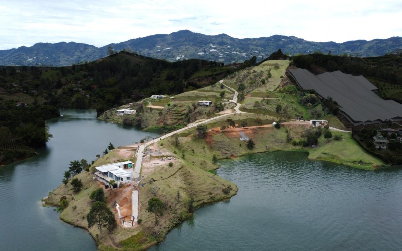 Exclusive Lakefront Lot in El Peñol: 2,500 m² in a Gated Community