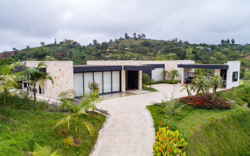 Exclusive Lakefront Lot in El Peñol: 2,500 m² in a Gated Community