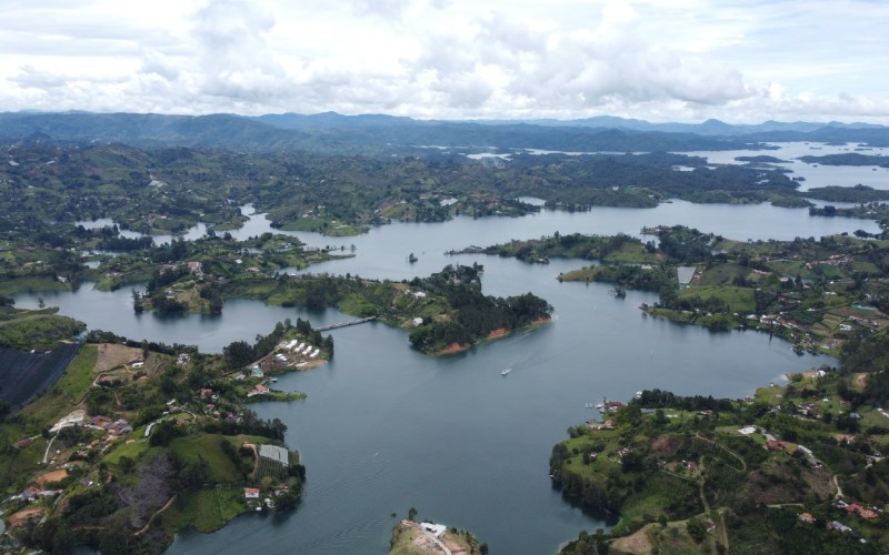 Exclusive Lakefront Lot in El Peñol: 2,500 m² in a Gated Community