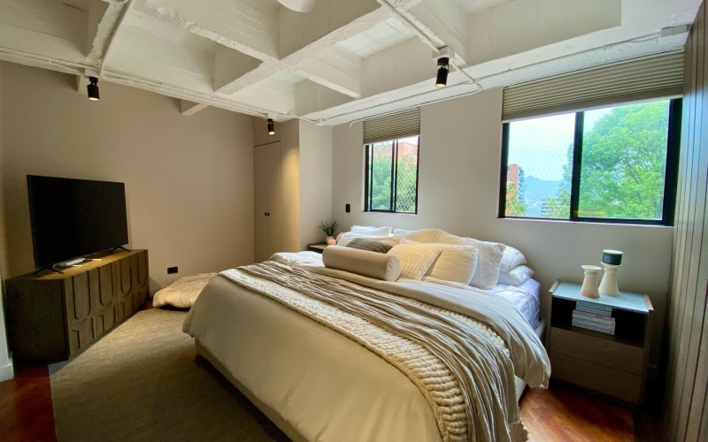 Renovated Apartment in El Poblado, Medellín | 104m² | 1 Bedroom | Pool & Gym