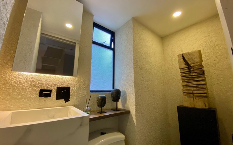Renovated Apartment in El Poblado, Medellín | 104m² | 1 Bedroom | Pool & Gym