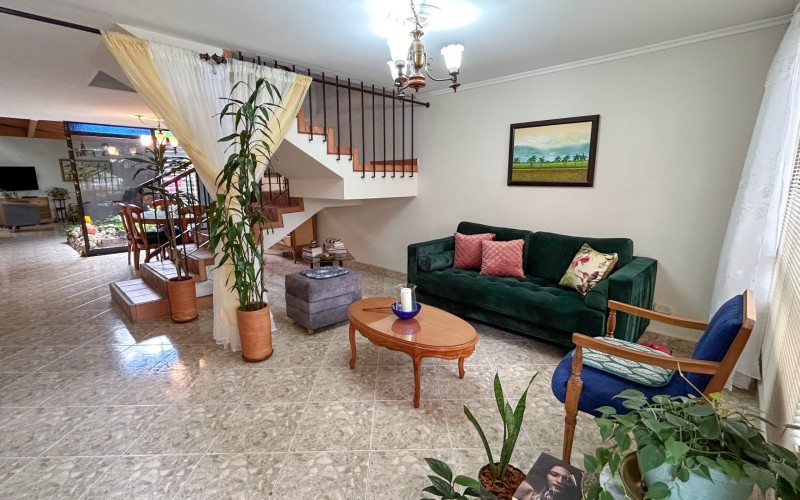 Casa amplia en Belén Alameda