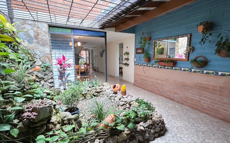 Casa amplia en Belén Alameda