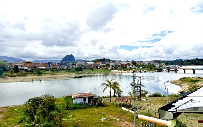 Apartamento Guatapé con vista a la Piedra Peñol.