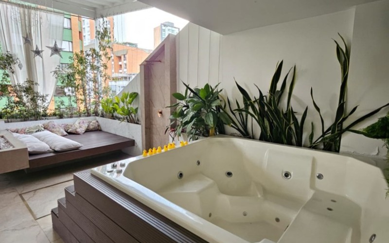 Modern house in Santa Teresita, Laureles: Versatility in the heart of Medellín