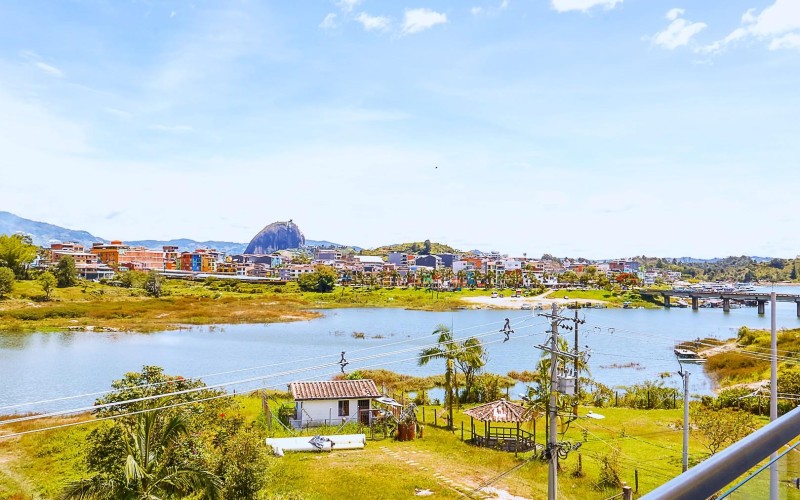 Apartamento Guatapé con vista a la Piedra Peñol.