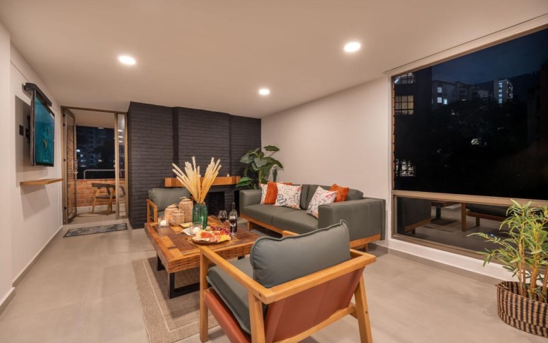 195 m² Industrial-Style Duplex in Provenza with Jacuzzi, BBQ Area, and Strong Rental Potential – Fully Renovated and Steps Away from Medellin’s Best Dining!