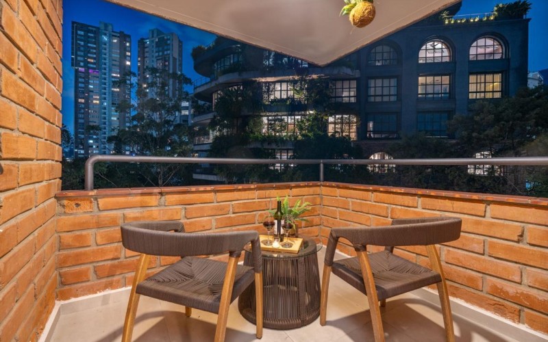 195 m² Industrial-Style Duplex in Provenza with Jacuzzi, BBQ Area, and Strong Rental Potential – Fully Renovated and Steps Away from Medellin’s Best Dining!