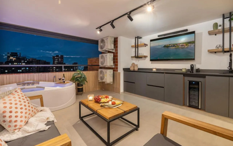 195 m² Industrial-Style Duplex in Provenza with Jacuzzi, BBQ Area, and Strong Rental Potential – Fully Renovated and Steps Away from Medellin’s Best Dining!