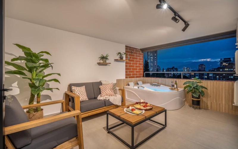 195 m² Industrial-Style Duplex in Provenza with Jacuzzi, BBQ Area, and Strong Rental Potential – Fully Renovated and Steps Away from Medellin’s Best Dining!