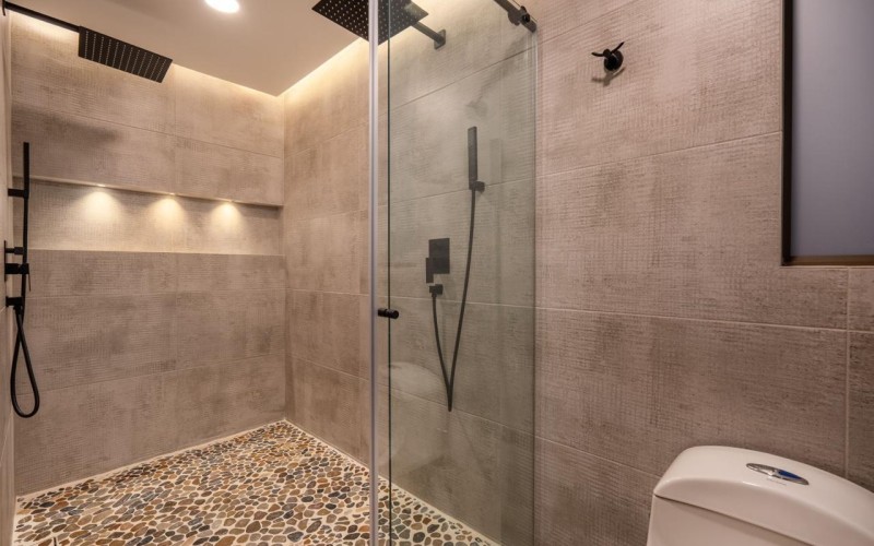 195 m² Industrial-Style Duplex in Provenza with Jacuzzi, BBQ Area, and Strong Rental Potential – Fully Renovated and Steps Away from Medellin’s Best Dining!