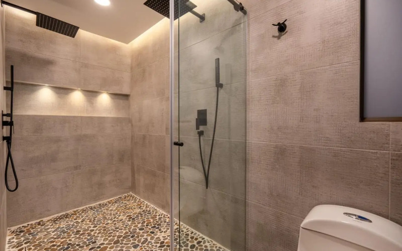 195 m² Industrial-Style Duplex in Provenza with Jacuzzi, BBQ Area, and Strong Rental Potential – Fully Renovated and Steps Away from Medellin’s Best Dining!