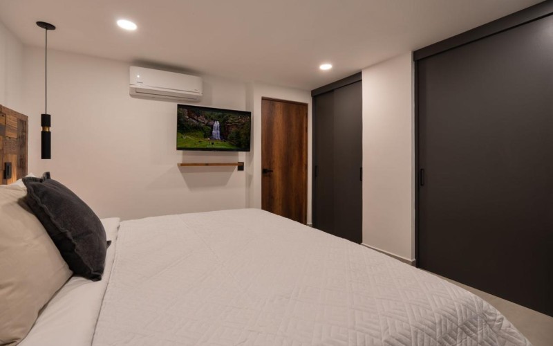 195 m² Industrial-Style Duplex in Provenza with Jacuzzi, BBQ Area, and Strong Rental Potential – Fully Renovated and Steps Away from Medellin’s Best Dining!