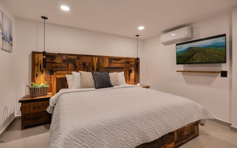 195 m² Industrial-Style Duplex in Provenza with Jacuzzi, BBQ Area, and Strong Rental Potential – Fully Renovated and Steps Away from Medellin’s Best Dining!