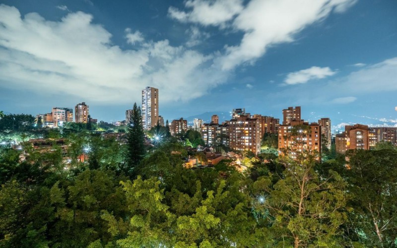 195 m² Industrial-Style Duplex in Provenza with Jacuzzi, BBQ Area, and Strong Rental Potential – Fully Renovated and Steps Away from Medellin’s Best Dining!