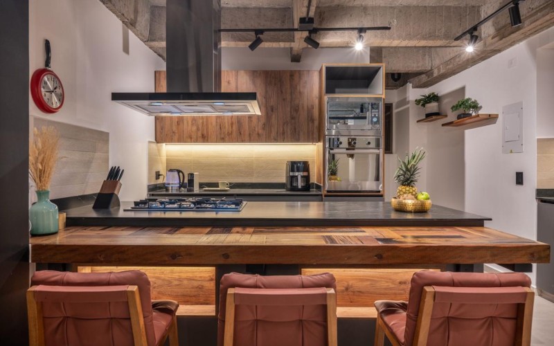 195 m² Industrial-Style Duplex in Provenza with Jacuzzi, BBQ Area, and Strong Rental Potential – Fully Renovated and Steps Away from Medellin’s Best Dining!