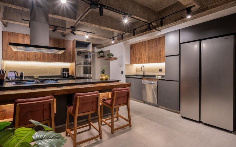 195 m² Industrial-Style Duplex in Provenza with Jacuzzi, BBQ Area, and Strong Rental Potential – Fully Renovated and Steps Away from Medellin’s Best Dining!