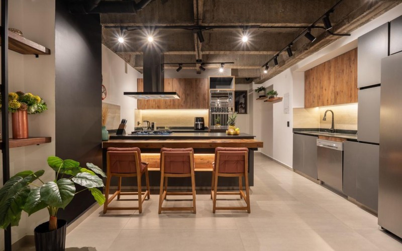 195 m² Industrial-Style Duplex in Provenza with Jacuzzi, BBQ Area, and Strong Rental Potential – Fully Renovated and Steps Away from Medellin’s Best Dining!