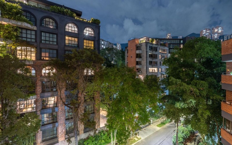 195 m² Industrial-Style Duplex in Provenza with Jacuzzi, BBQ Area, and Strong Rental Potential – Fully Renovated and Steps Away from Medellin’s Best Dining!