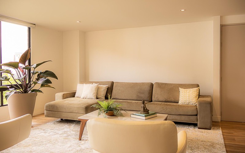 Apartamento de Lujo Remodelado en El Poblado con Vista y Ubicación Privilegiada