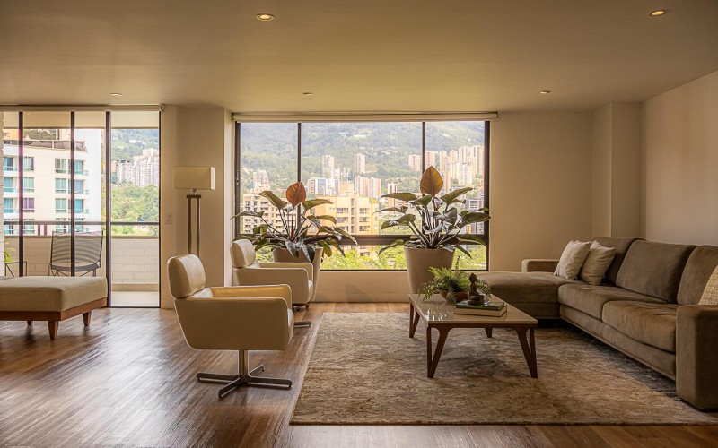 Apartamento de Lujo Remodelado en El Poblado con Vista y Ubicación Privilegiada