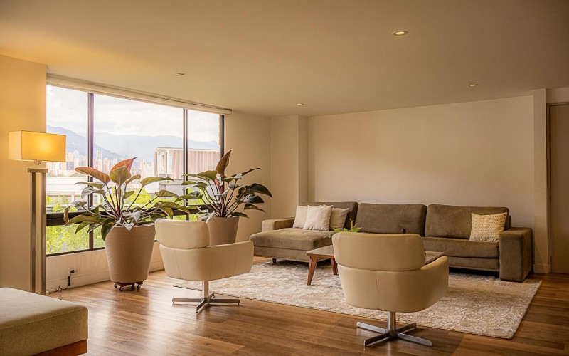 Apartamento de Lujo Remodelado en El Poblado con Vista y Ubicación Privilegiada