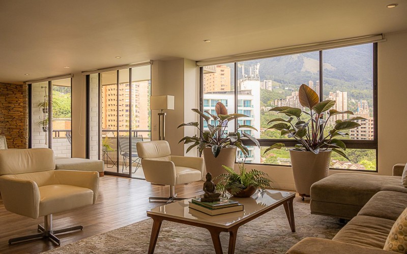 Apartamento de Lujo Remodelado en El Poblado con Vista y Ubicación Privilegiada