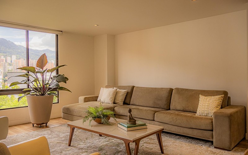 Apartamento de Lujo Remodelado en El Poblado con Vista y Ubicación Privilegiada