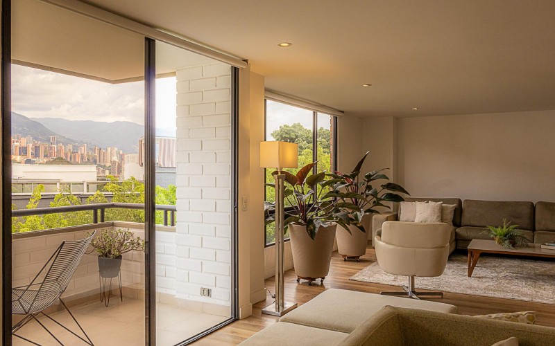 Apartamento de Lujo Remodelado en El Poblado con Vista y Ubicación Privilegiada