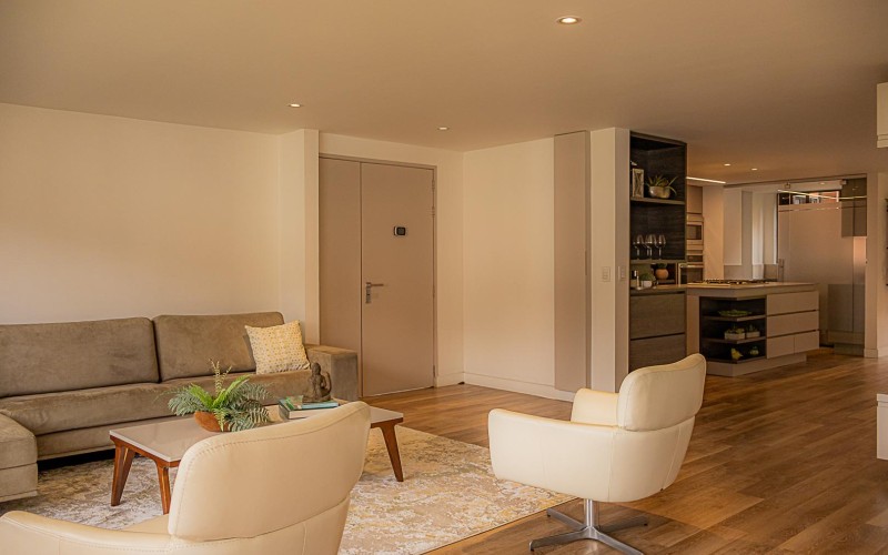 Apartamento de Lujo Remodelado en El Poblado con Vista y Ubicación Privilegiada