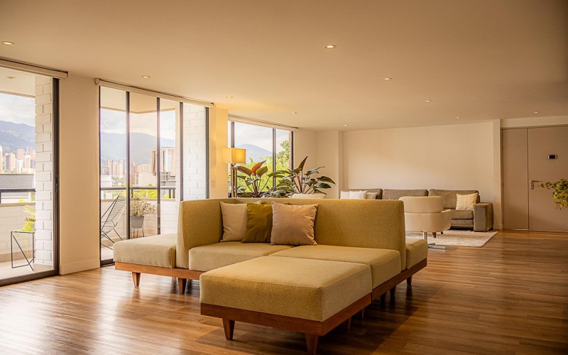 Apartamento de Lujo Remodelado en El Poblado con Vista y Ubicación Privilegiada