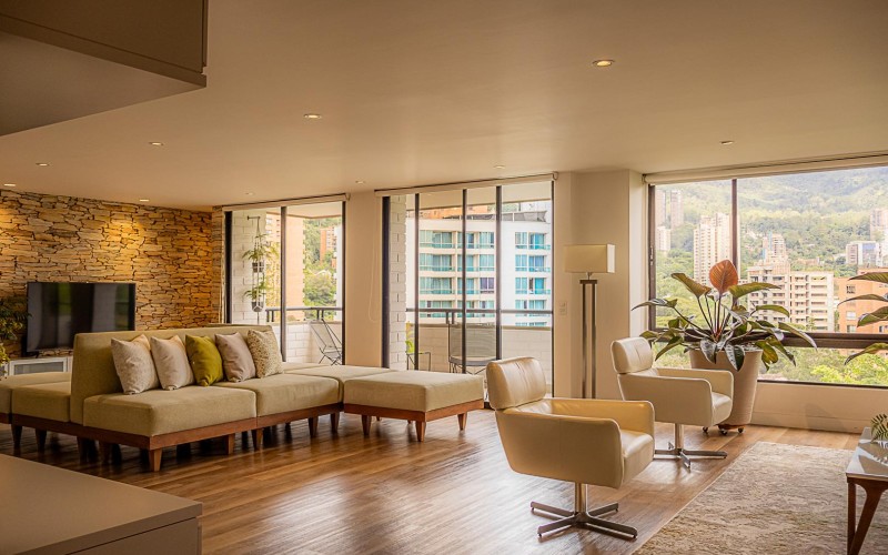 Apartamento de Lujo Remodelado en El Poblado con Vista y Ubicación Privilegiada