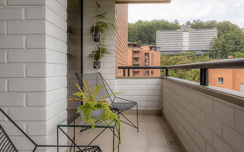 Apartamento de Lujo Remodelado en El Poblado con Vista y Ubicación Privilegiada