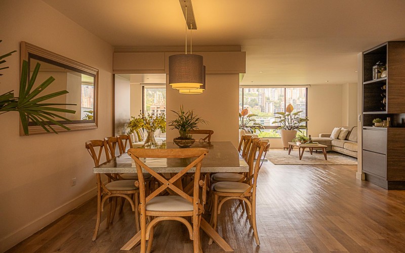 Apartamento de Lujo Remodelado en El Poblado con Vista y Ubicación Privilegiada