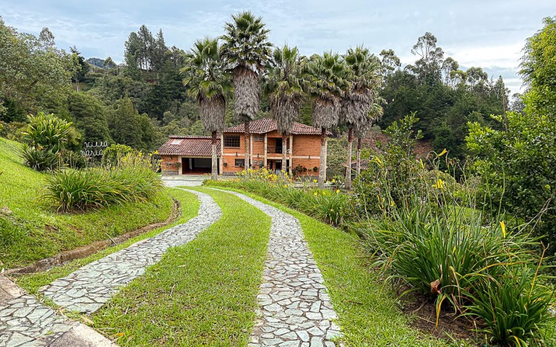 Country house for rent in Sierras de Mayarí, Rionegro – with independent apartment and natural surroundings
