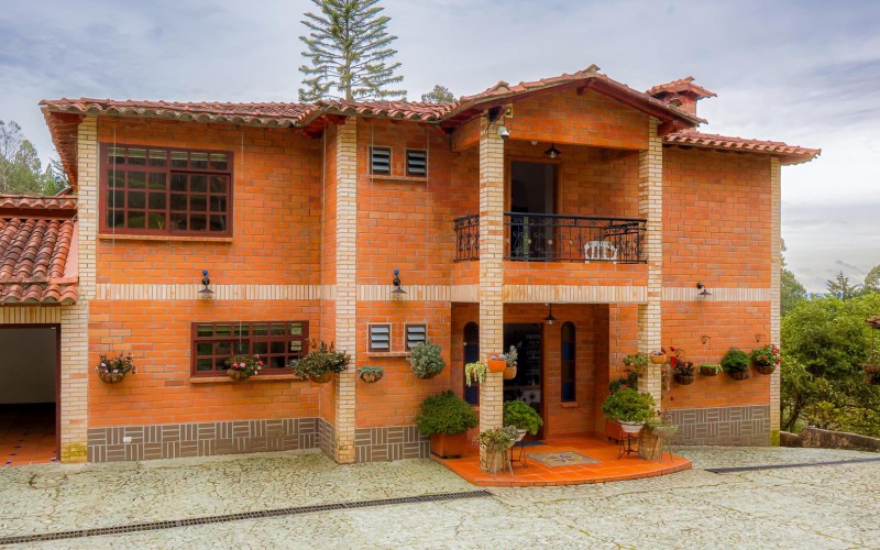 Country house for rent in Sierras de Mayarí, Rionegro – with independent apartment and natural surroundings