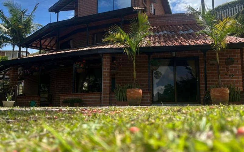 Casa Finca en El Peñol lista para habitar con Ingreso al Embalse
