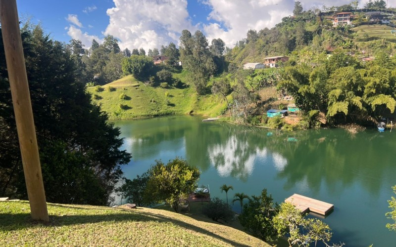 Casa Finca en El Peñol lista para habitar con Ingreso al Embalse